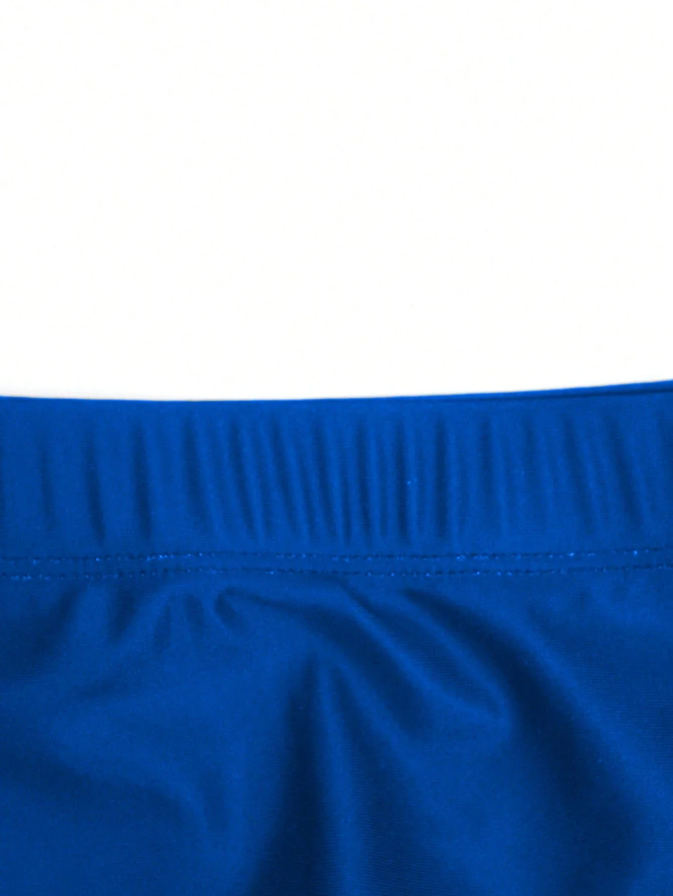 

Мужские плавки-брифы с контрастными цветами и минималистичным треугольным дизайном для повседневной носки