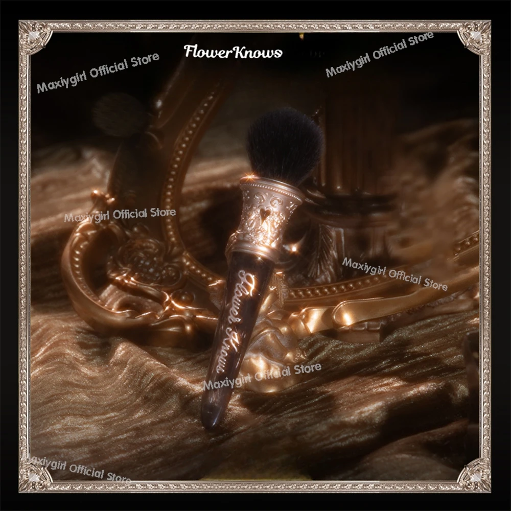 Flower Knows Little Angel Swan Ballet Fragola Rococò Blush Pennello per macchie Strumento per il trucco condizionante soffice in lana