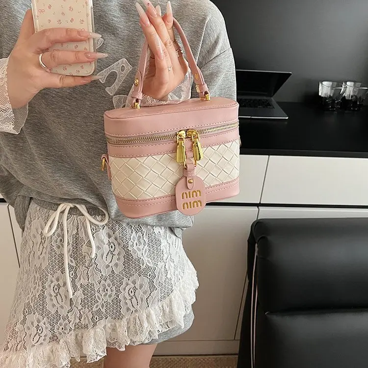 

2025 simple fashion high sense portable retro women's bag foreign style versatile shoulder messenger bag casual Korean version
