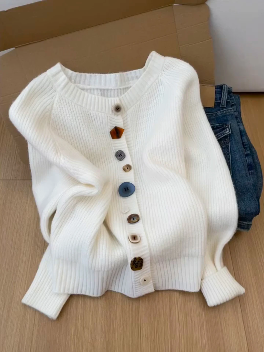 

Изысканный белый вязаный кардиган с пуговицами для женщин, осенний, в корейском стиле, уникальный, красивый, модный, трендовый топ
