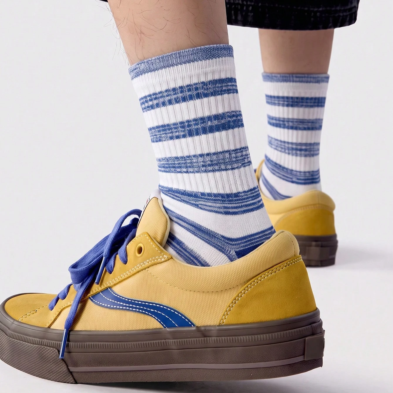 3 Pairs of Blue and White Gradient Striped Mid-Calf Socks, Comfortable and Soft Casual Sports Socks, Suitable for Daily Wear, Striped Design, Suitable for Parties, Gift-Giving, and Other Occasions