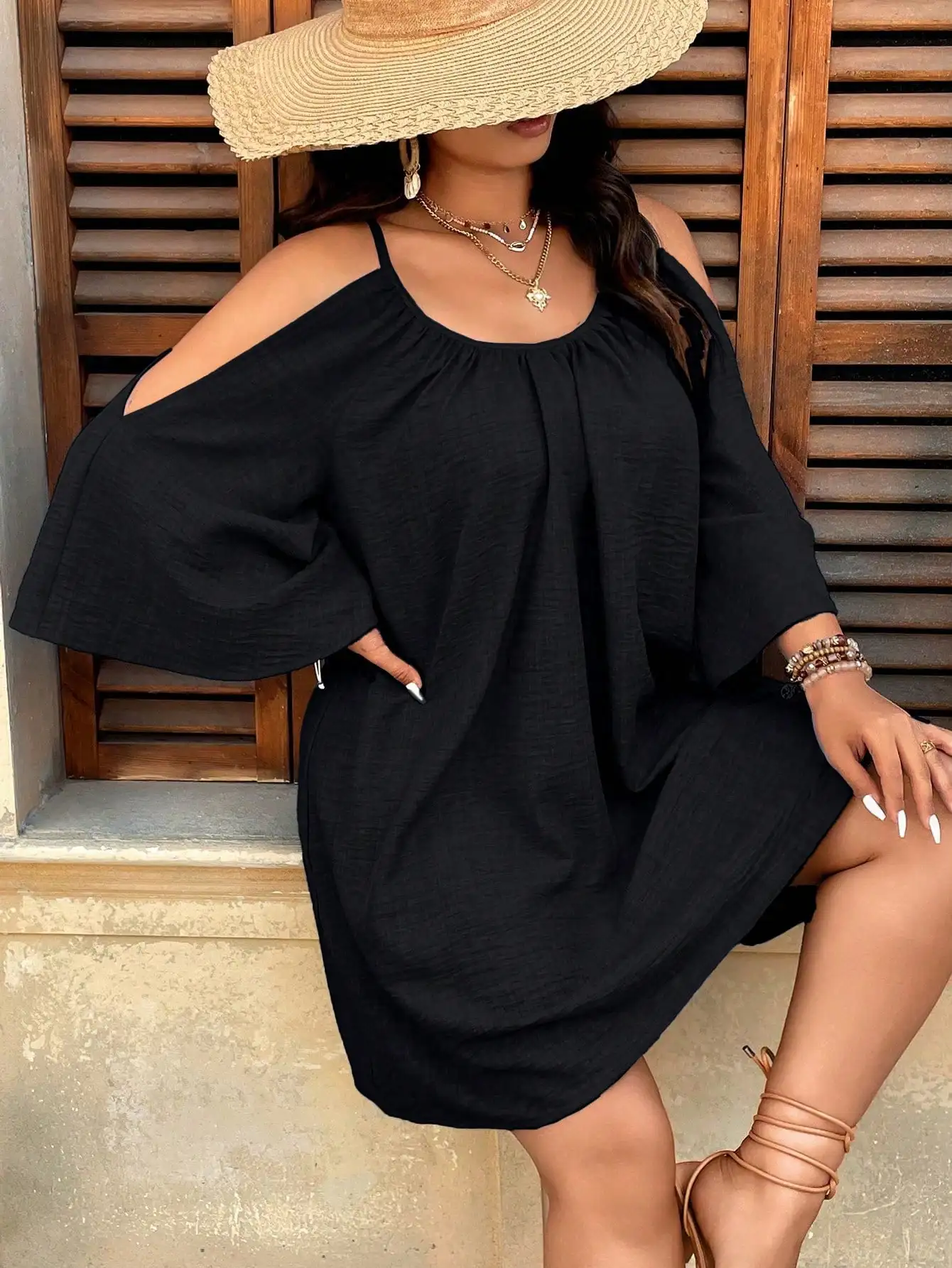 

Черное мини-платье А-силуэта с открытыми плечами, драпировкой и расклешенными рукавами, в повседневном богемном стиле