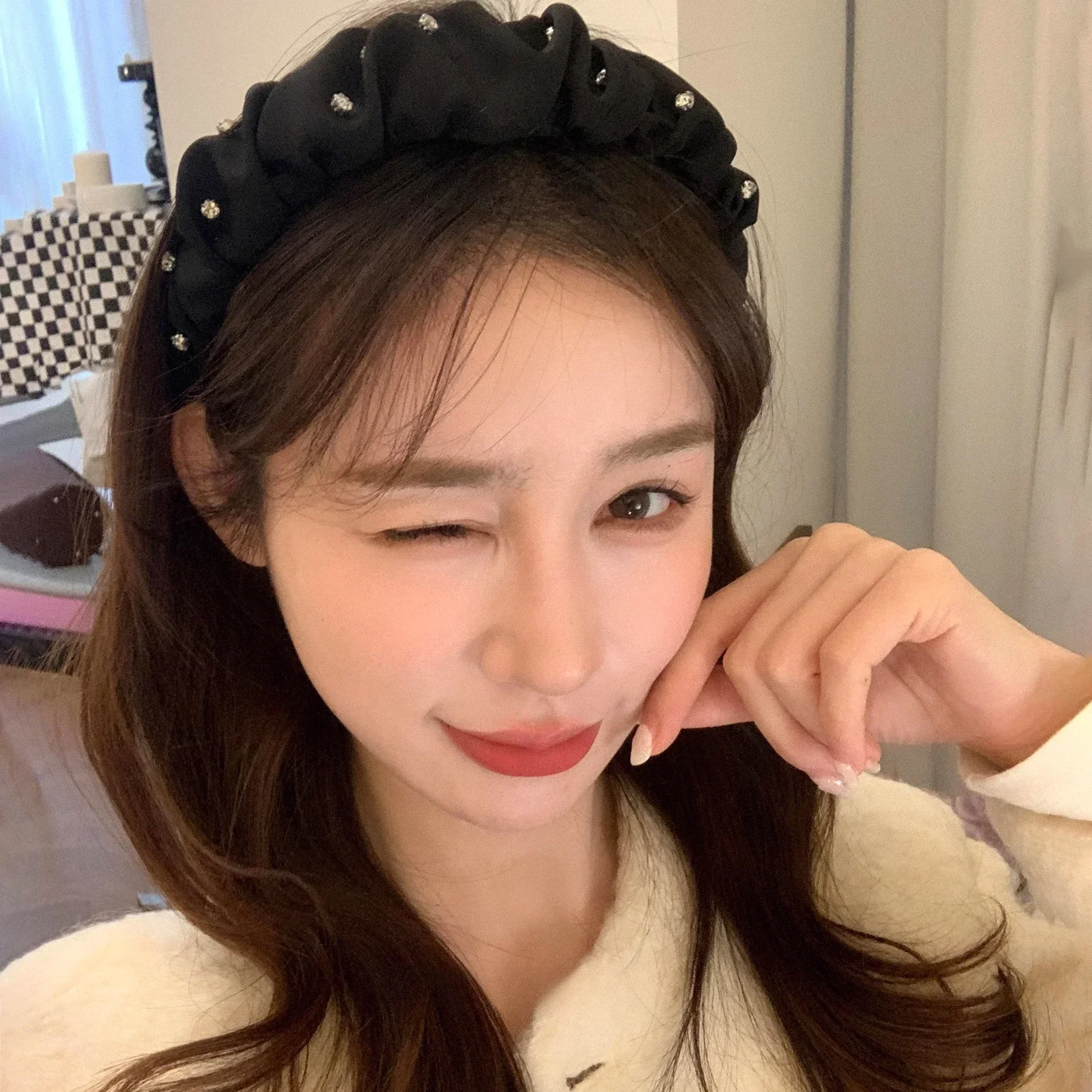 

Wide-edged retro heavy industry pleated rhinestone headband
