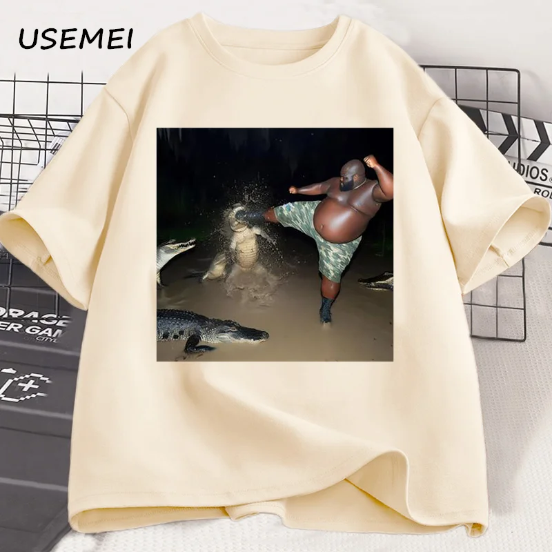 Man Kick Alligator in Swamp T-Shirt Tee Men\'s Short Sleeve O-neck High Quality Tops Unisex Oversize Casual T Shirt Men Clothes
