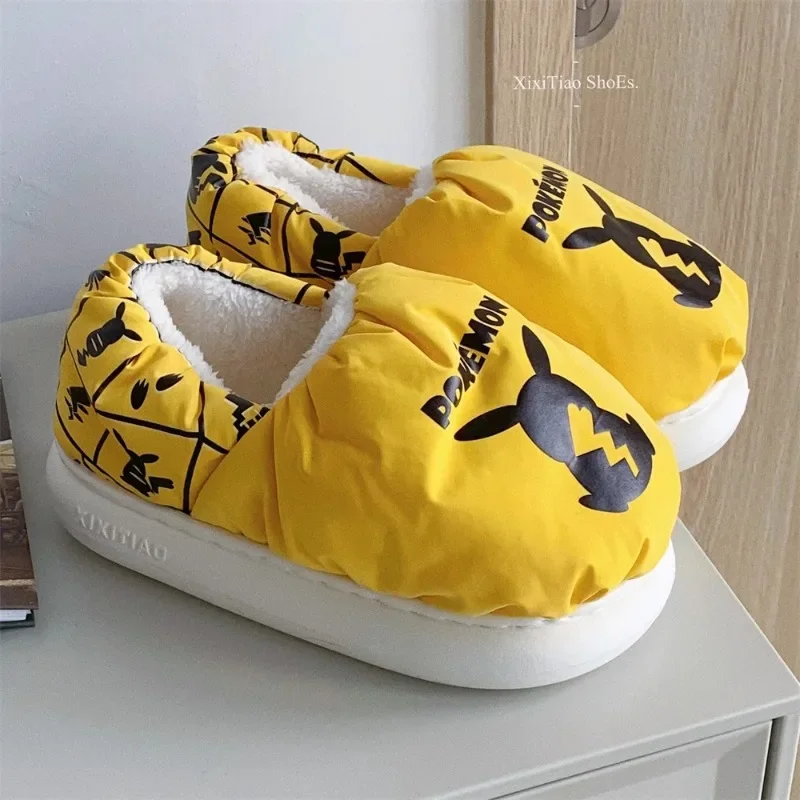 Zapatillas de felpa de dibujos animados de Pokemon Pikachu, bonitos zapatos de algodón todo incluido, zapatos cálidos y elegantes para el hogar, regalos de vacaciones actuales de marea