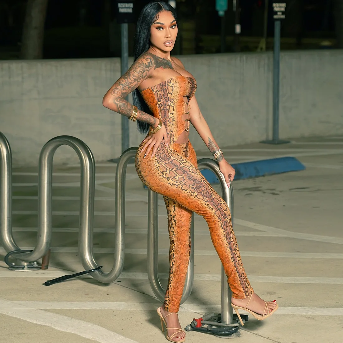 

Выдалбливают без бретелек оранжевый змеевидный принт металлические кольца комбинезоны женские сексуальные без рукавов с открытой спиной облегающие комбинезоны для ночного клуба