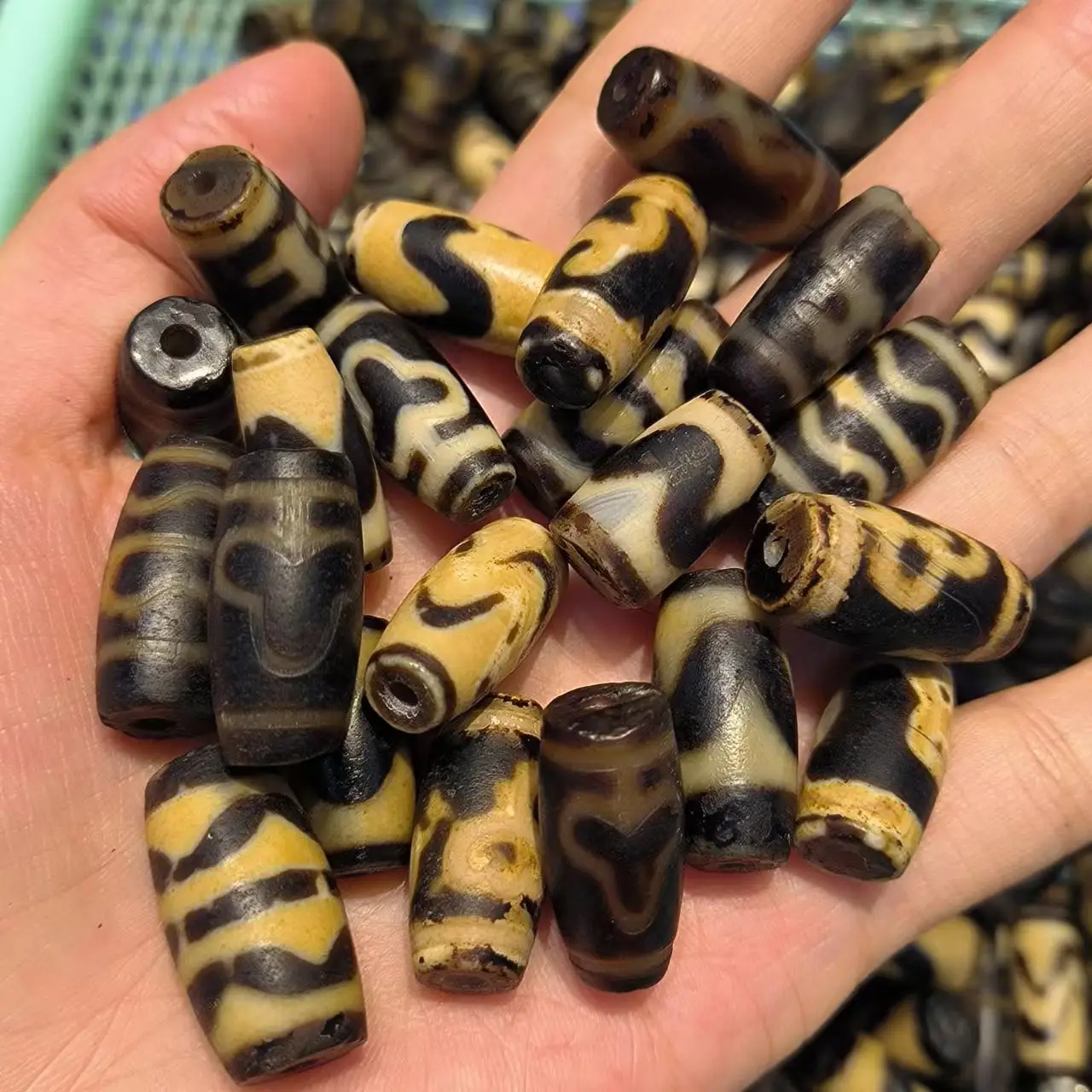 

100pcs/lot natural multi-pattern old agate dzi wholesale Brownish black Accessories jewelry Rare varieties amulet archaic taki