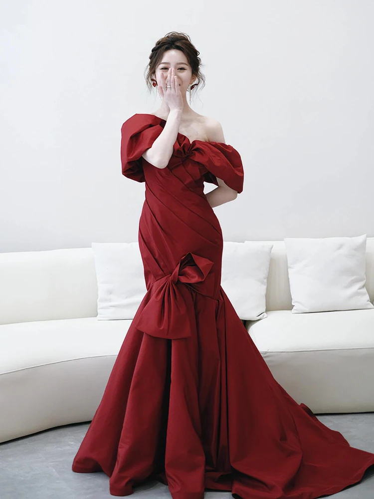 ชุดราตรีสีไวน์แดงแบบไหล่เดียว ทรงเข้ารูป กระโปรงยาว เหมาะสำหรับพิธีแต่งงาน พิธีกรงานประจำปี  สไตล์เกาหลี ผลิตจากเส้นใยโพลีเอสเตอร์