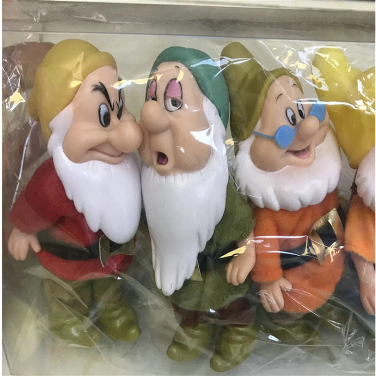 يقدم الآباء هدايا عيد الميلاد الكلاسيكية للأطفال