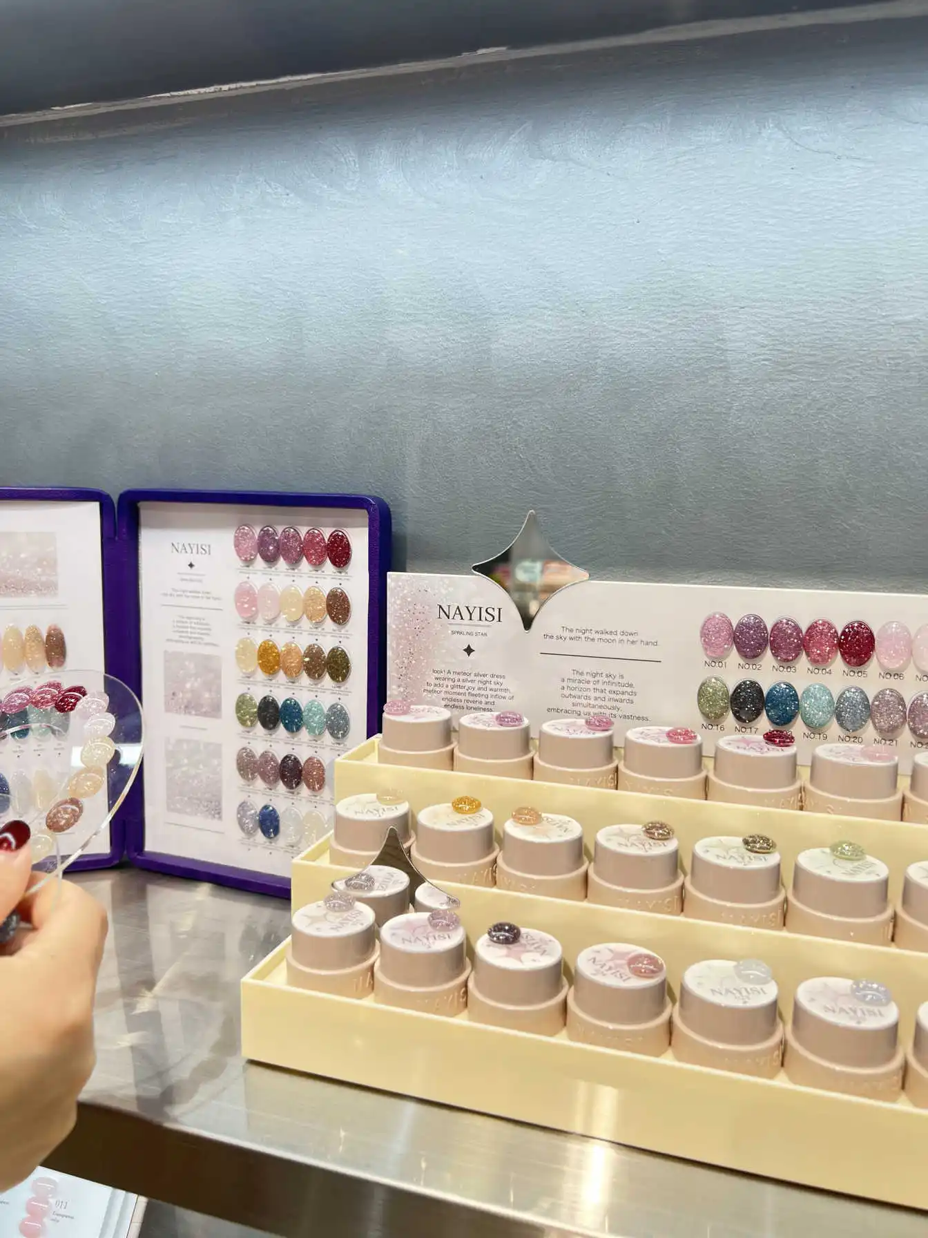 NAYISI 30 색상 깨진 다이아몬드 컬러 네일 젤 세트 2025 새로운 패션 핫 세일 네일 아트 키트 무독성 UV 젤 네일 살롱 도매