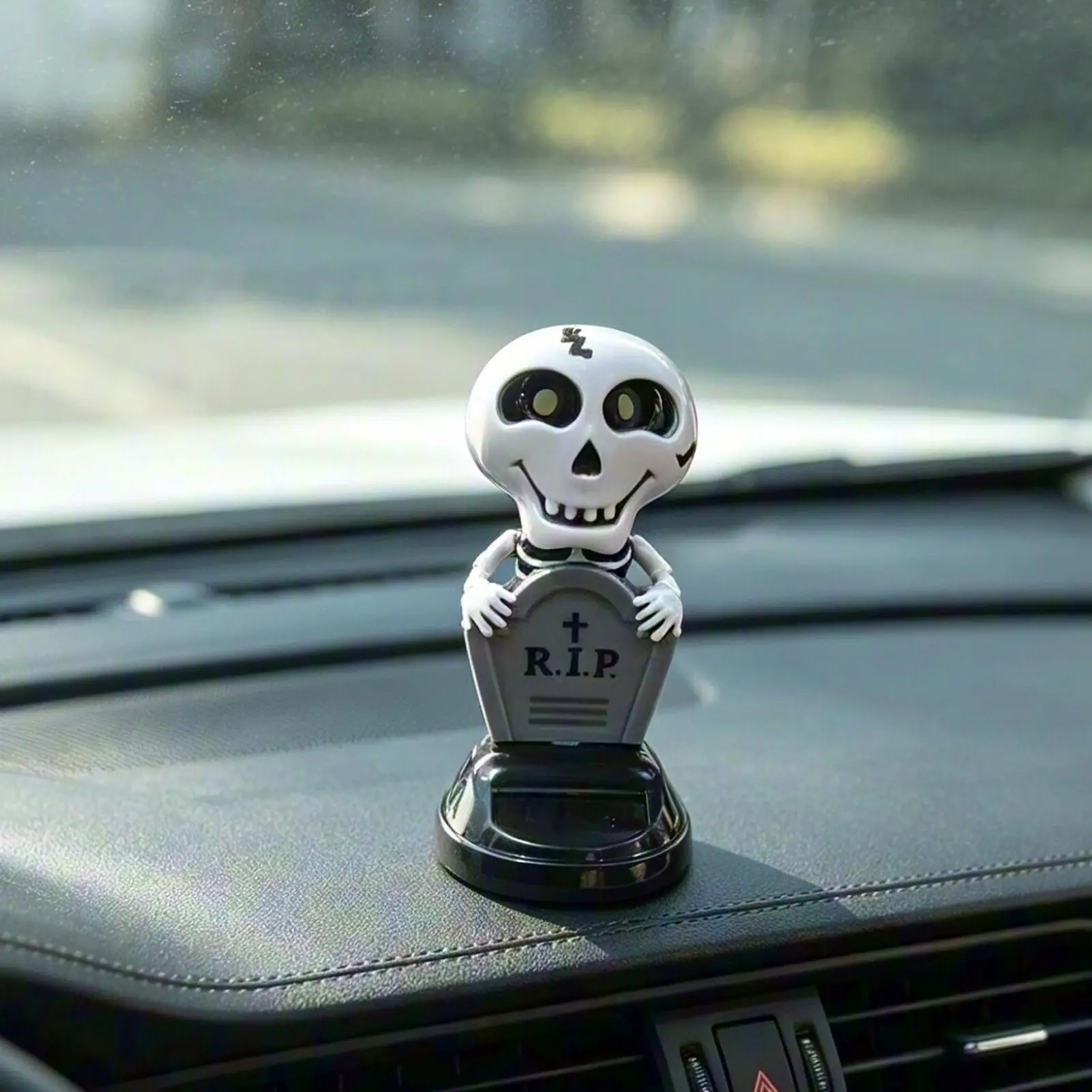 Skull Car Dashboard Decor Solar Powered Shaking Head Statue Halloween Dashboard Decorations for Vehicle Truck SUV Interior