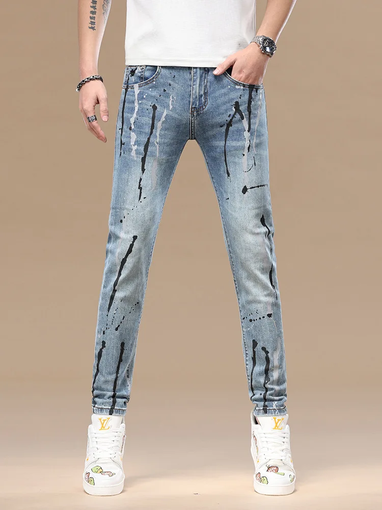 جينز راقي للرجال موضة جرافيتي تريند ماركة رش الحبر طباعة سليم صالح مرونة القدم الصغيرة 2025 ربيع/صيف جديد السراويل
