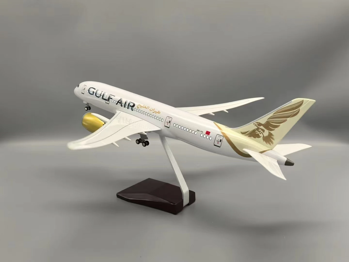 1/130 Scale B787 Gulf Air Airline Airplane Model 787 Dreamliner Aircraft W Light and Wheel Landing Gear Resin Diecast Plane Mode