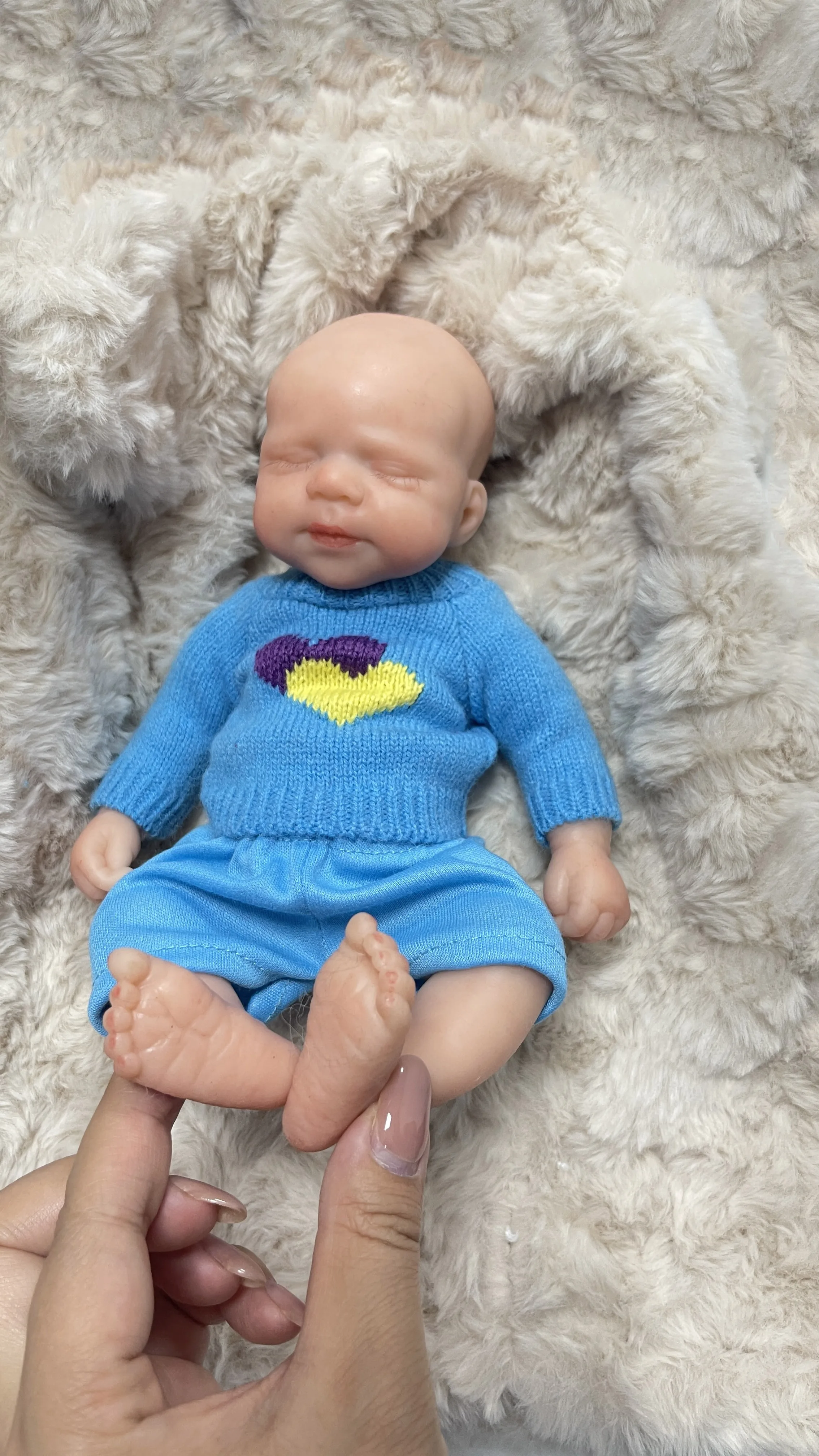 10-calowa, ręcznie robiona, bezwłosia, urocza, w ubrankach, super miękka, elastyczna, realistyczna mini lalka silikonowa reborn, kolekcjonerski prezent.