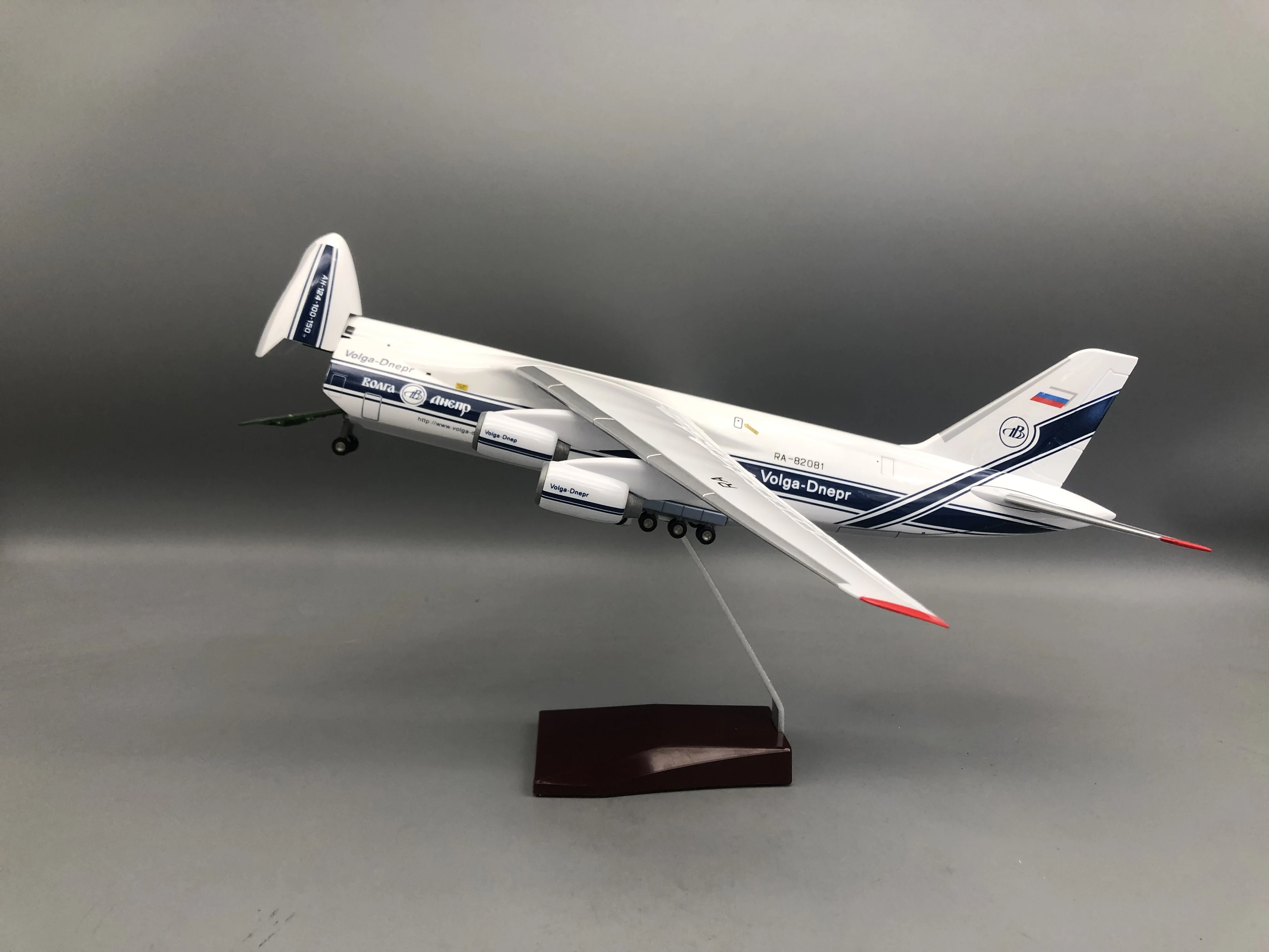 New 1/165 Scale Antonov AN-124 Volga Airplane Model Kit Cabin Door Openable with Stand For Collections Displays or Gift