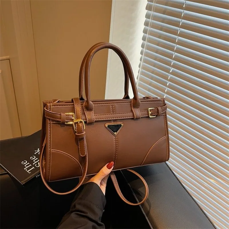 

Элегантная минималистичная кожаная сумка-тоут от люксового бренда для женщин: вместительная, стильная, через плечо