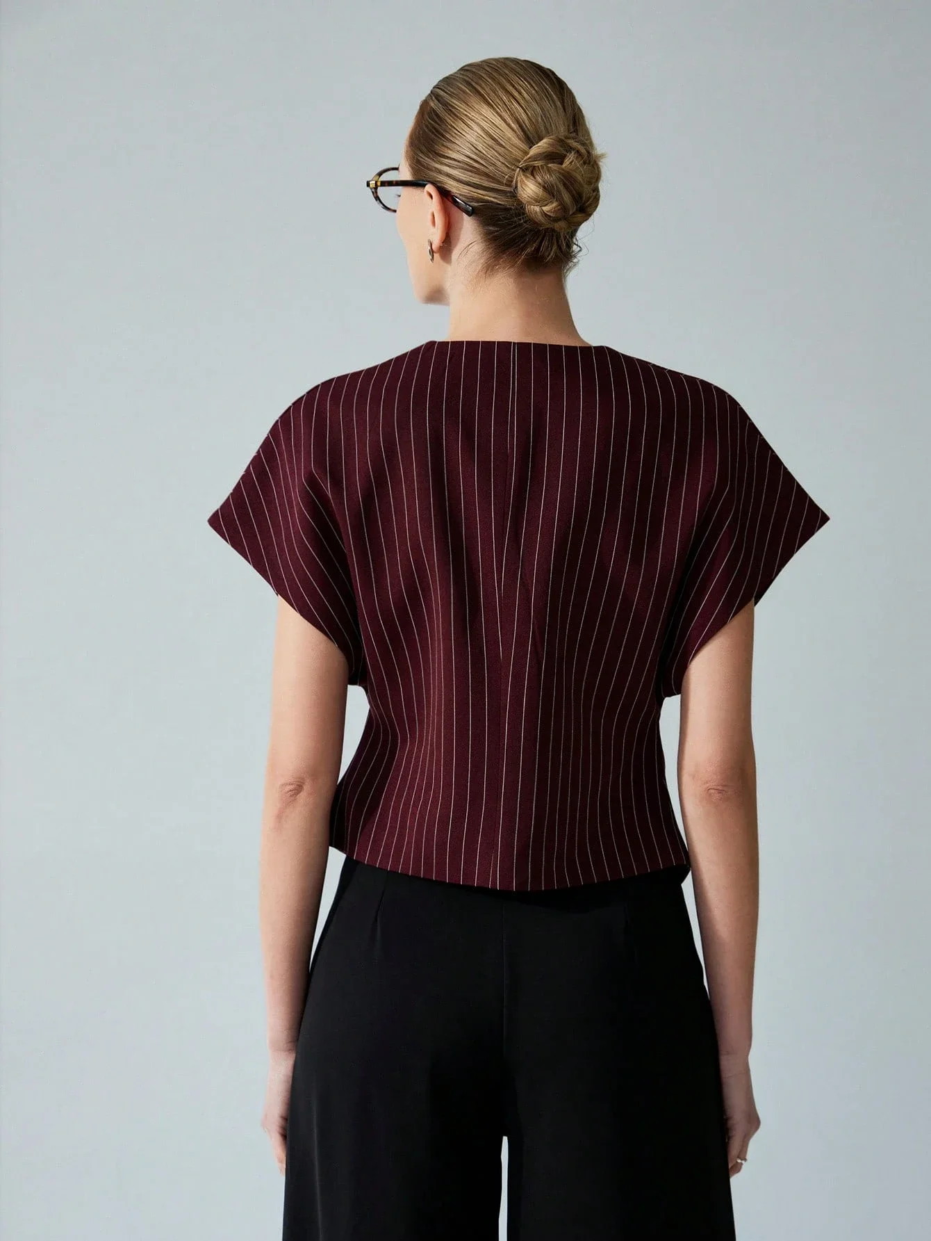 

Минималистичная блузка с V-образным вырезом, полосатыми рукавами-долман и асимметричным подолом для офиса