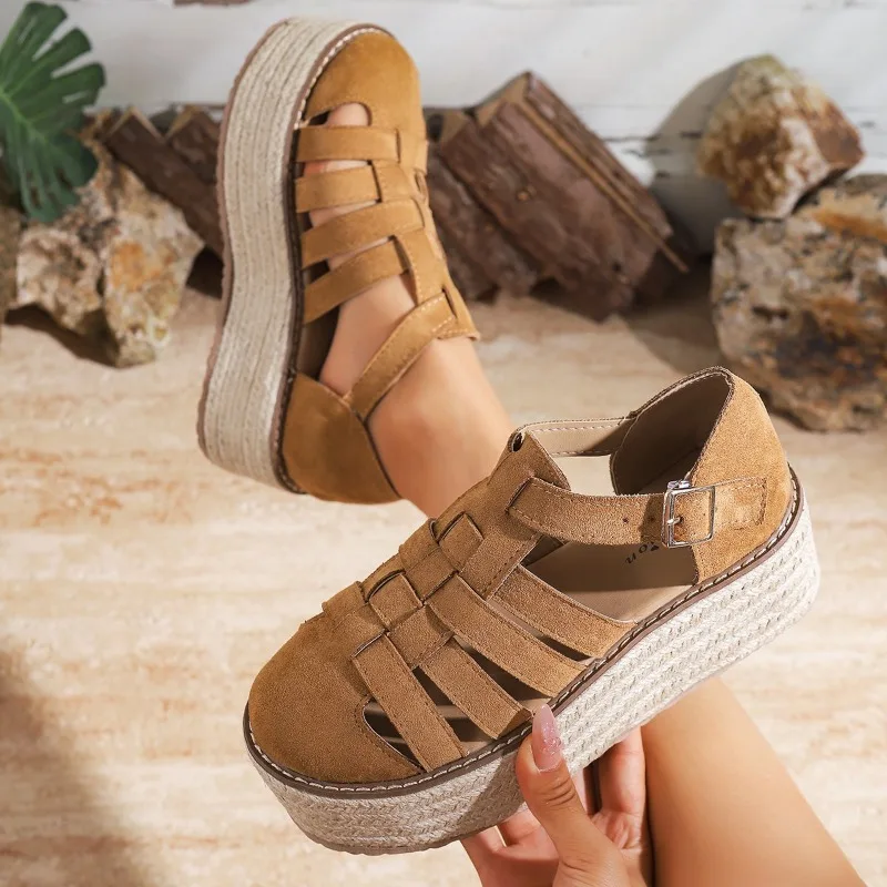 أحذية السيدات 2025 جديد مغلق اصبع القدم المرأة الصنادل موضة مشبك حزام الصيف عادية حجم كبير الرجعية روما منصة Sandalszapatos