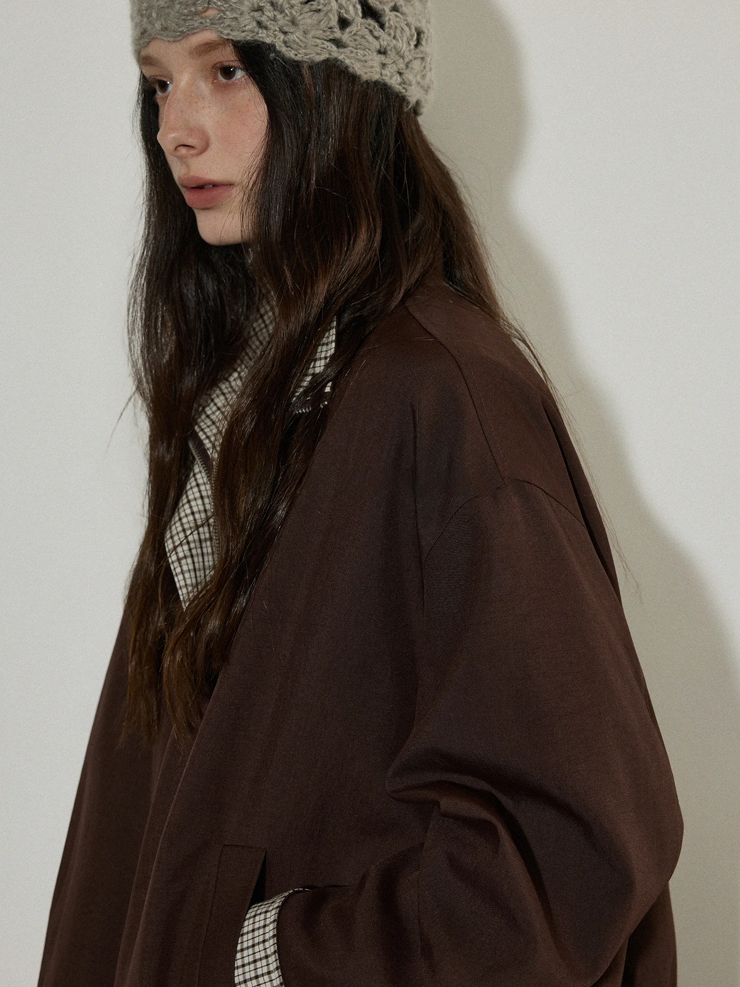 

Женская короткая куртка Lofi: новая весенняя модель с плиссированным подолом, отложным воротником и узором, повседневный деловой стиль