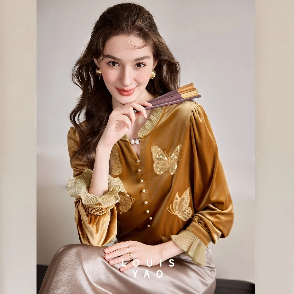 

LOUISYAO 2026 Осенняя женская вельветовая рубашка с вышивкой бабочек, стразами и пуговицами, с длинным рукавом, элегантный топ