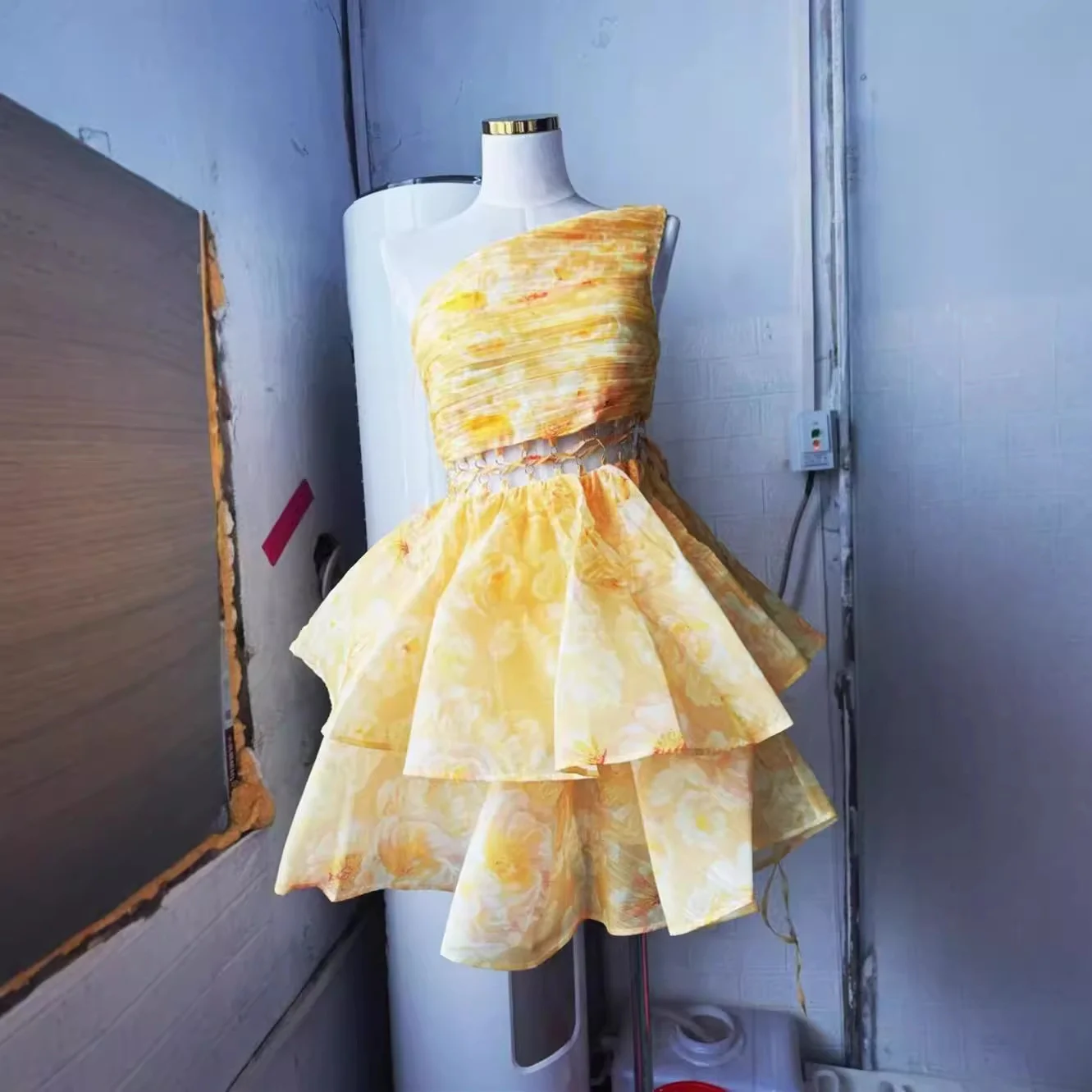 Férias babados mini vestido chique amarelo impressão sem alças 2025 verão vestidos femininos sexy praia robe com uma linha puff manga camada