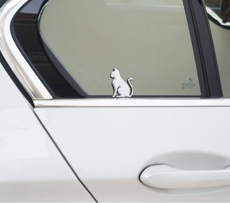 Cute White Cat Design Metal Car Emblem Sticker Waterproof Automotive Exterior Decal Scratch-Resistant Side Rear Badge