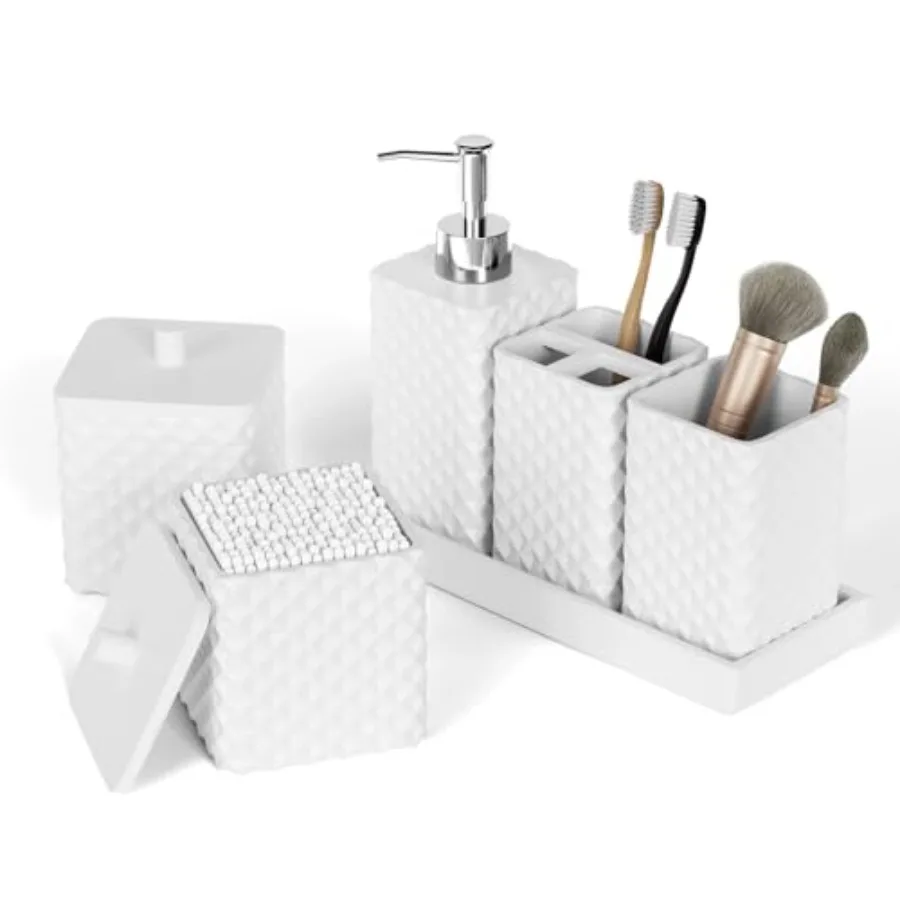 

Набор аксессуаров для ванной комнаты из 6 предметов: квадратные держатели для зубных щеток, дозатор для мыла, поднос для туалетных принадлежностей, стаканы и подставка.