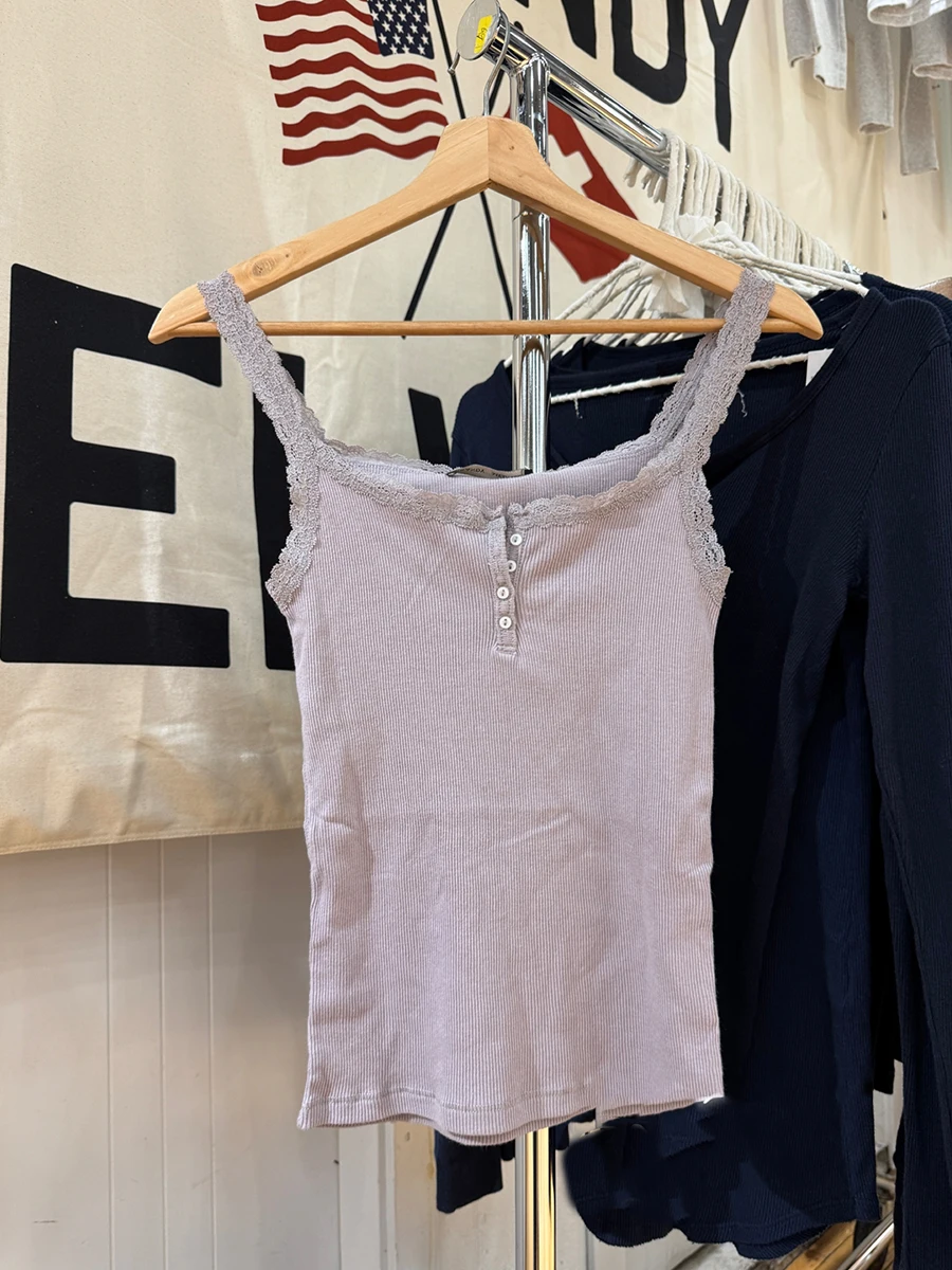 Camiseta sin mangas acanalada con ribete de encaje púrpura para mujer, novedad de verano, camisola básica ajustada de tres botones, Tops cortos sencillos e informales sin mangas Y2k