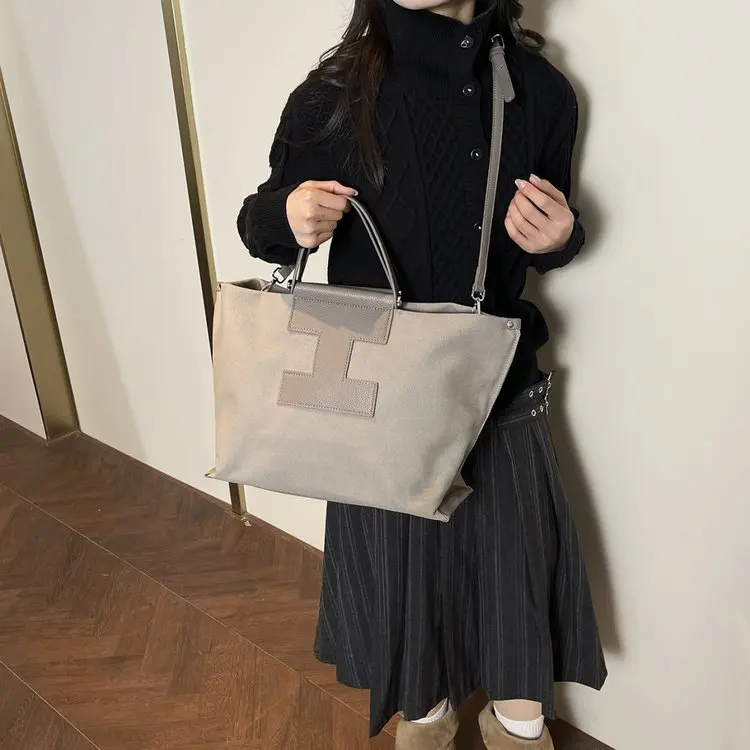

Elegant Leather Classic Designer Paris Fashion Large Capacity Shoulder Bag For Women Luxury Brand Versatile Diaper Bags