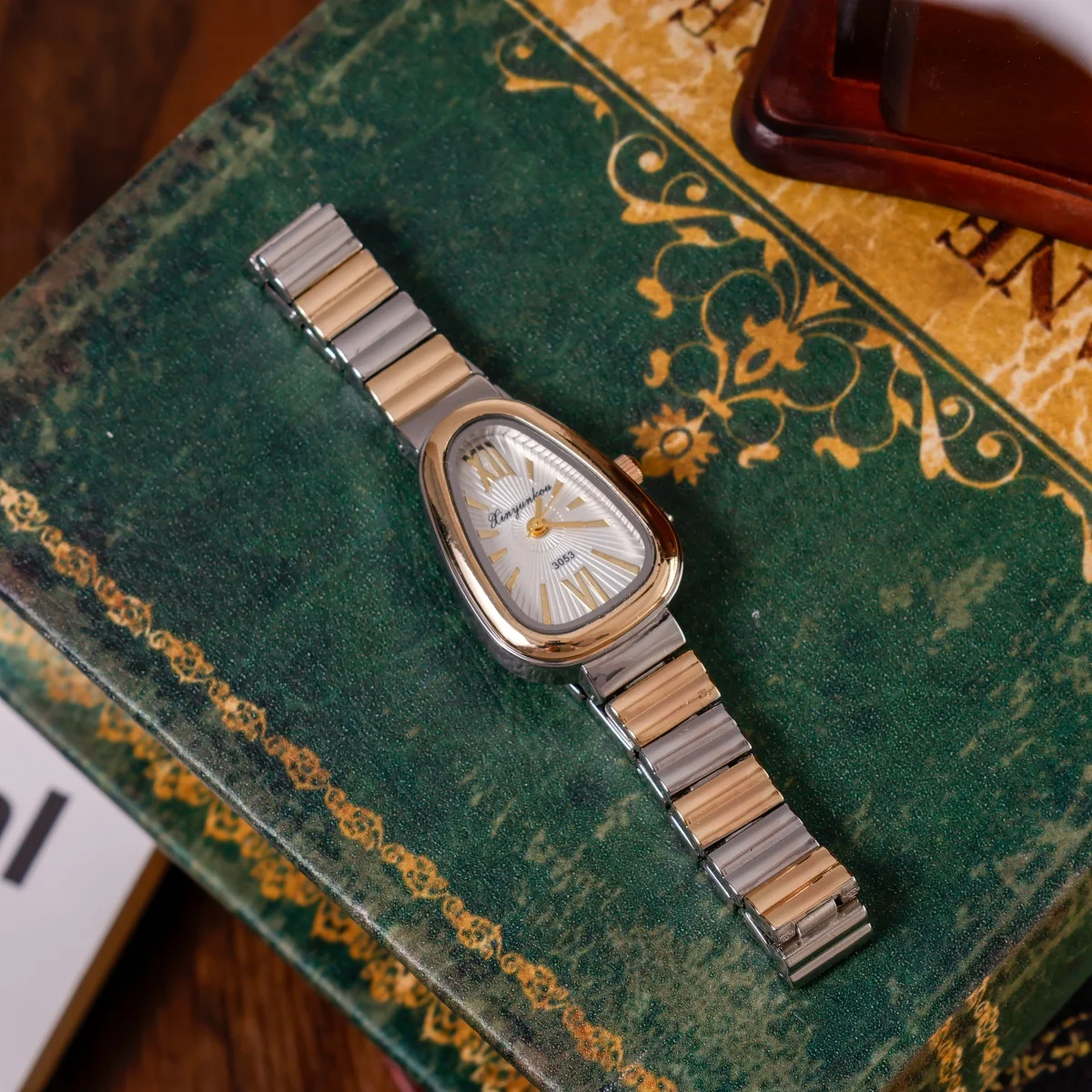 Jam Tangan Wanita Modis Dial Bentuk Tetesan Air Gelang Emas dan Perak Berjalin Desain Elegan Hadiah Sempurna untuk Ibu dan Pacar