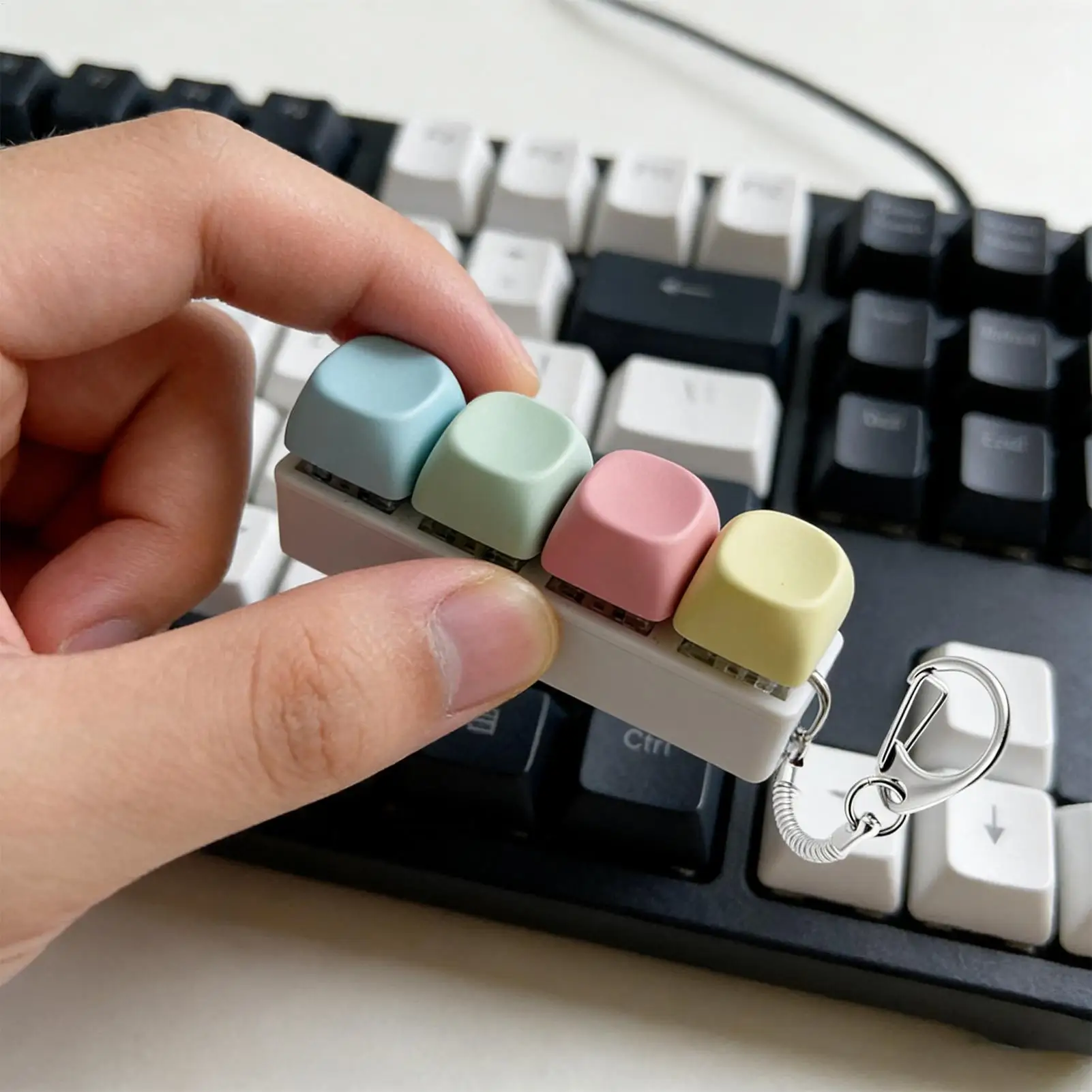 4-toetsen knop Keycap Fidget sleutelhanger toetsenbord Clicker speelgoed toetsenbord kubus speelgoed voor volwassen geschenken om de pastijd te verlichten