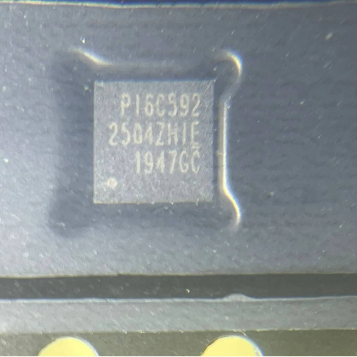 

Clock buffer PI6C5922504ZHIEX QFN-16 silk-screened PI6C5922504ZHIE original IC chip integrated circuit
