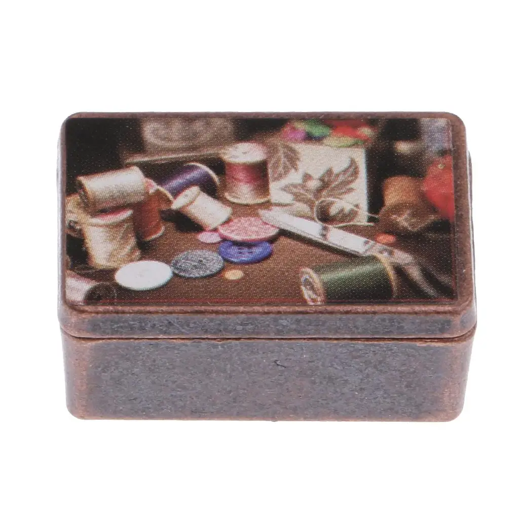 Dollhouse Miniature Vintage เครื่องมือเย็บผ้าในกล่องโลหะ 1/12 Scale ตุ๊กตาตกแต่งบ้าน
