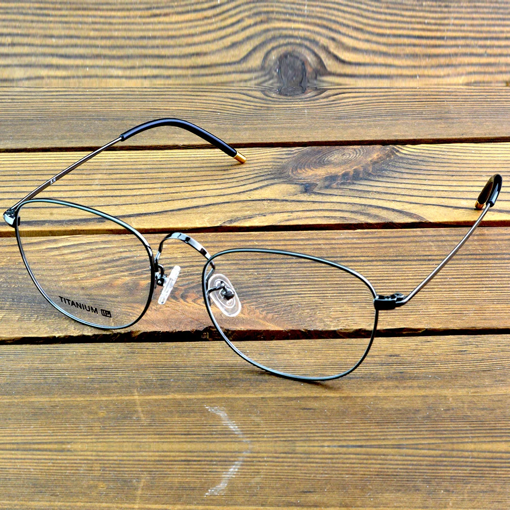 نظارات بصرية بيضاوية كبيرة الحجم بإطار من سبائك التيتانيوم المطلي بتقنية IP لمظهر أنيق