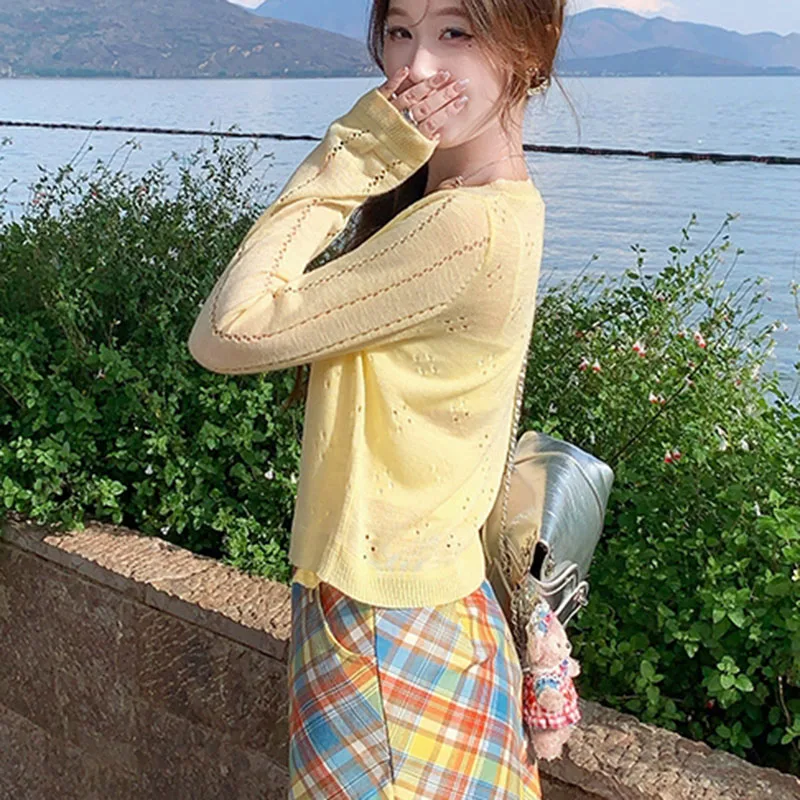 Cardigan de malha cinza fino topos feminino verão oco para fora manga longa botão sol protegido estilo coreano curto malhas topos feminino