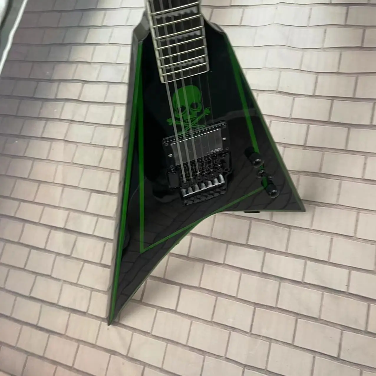 Fork shaped 6-string electric guitar integrated electric guitar, black body with skull pattern and green stripes, high gloss, ro