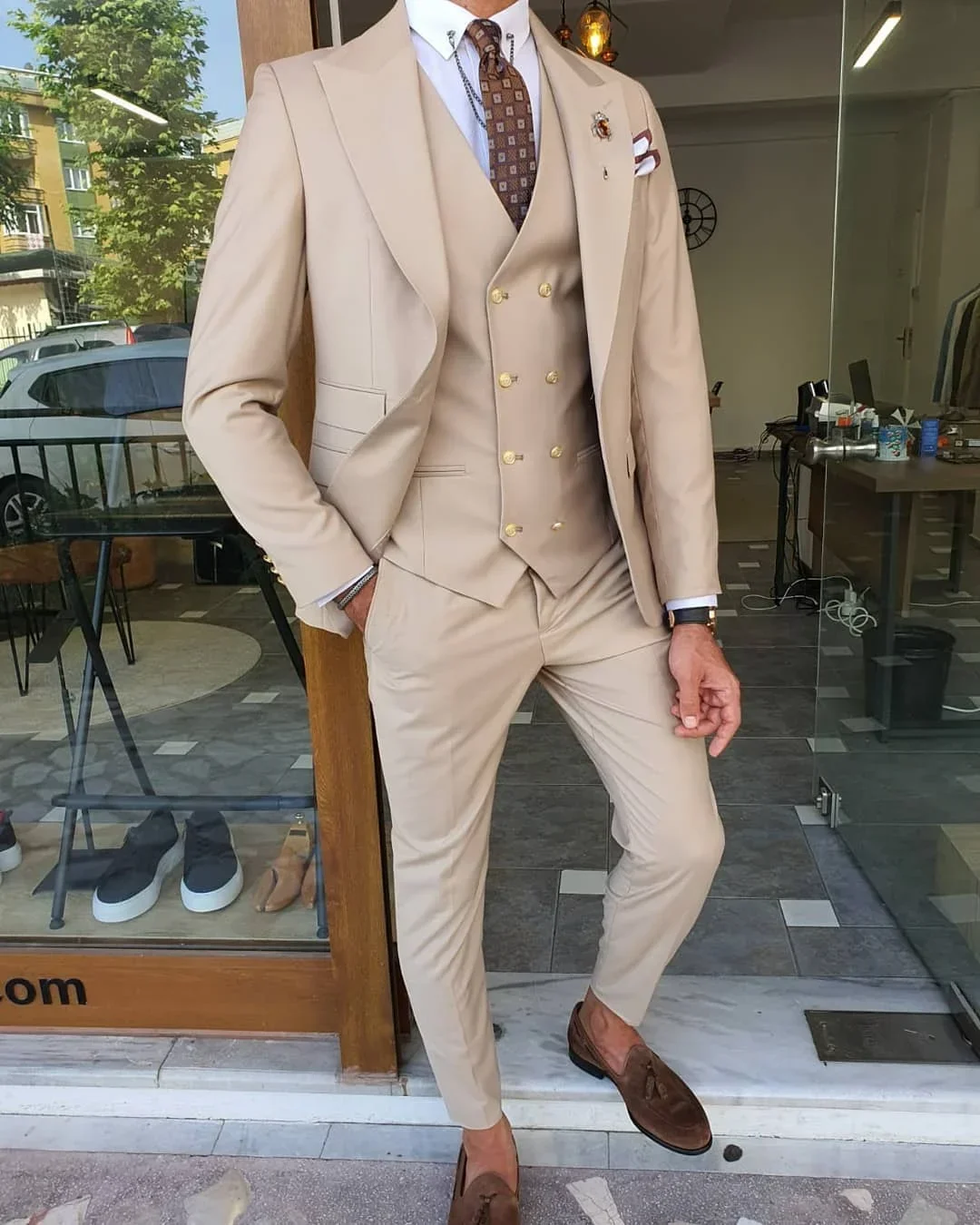 

Elegant Handsome Business Khaki Suit High Quality Slim Fit Peak Lapel Tuxedo Wedding Suit 3 Piece Formal Business Jacket For Men