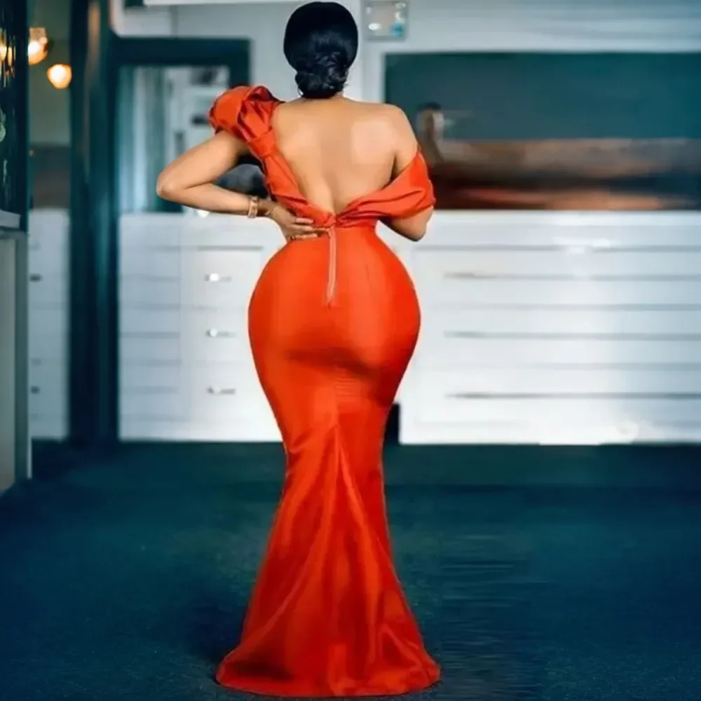 Abiti arancioni Sirena monospalla senza schienale in raso elastico Sweep Train Abiti da damigella d'onore Stile semplice Eleganti ospiti di nozze Go