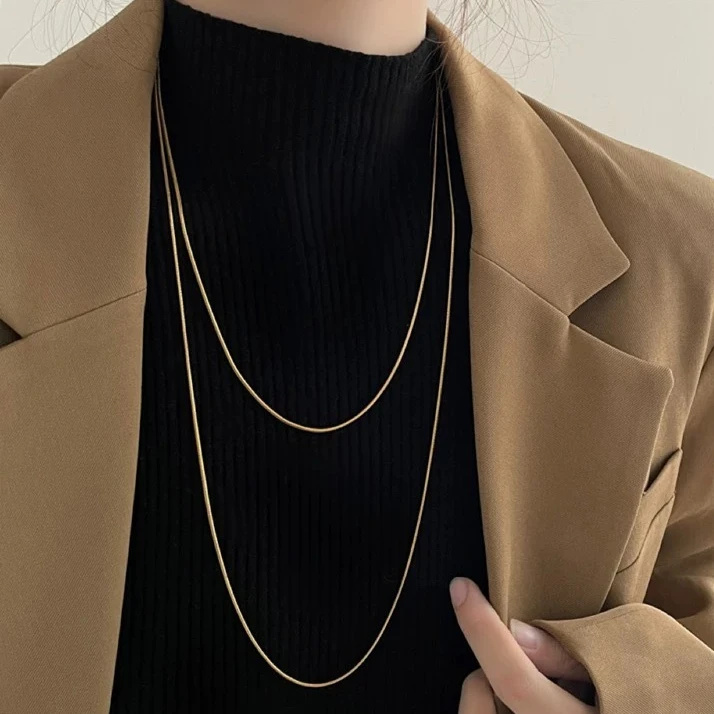 

Универсальная двухслойная золотая цепочка с пигментом. Длинная цепочка из змеиной кости. Нишевая цепочка для свитера премиум-класса в стиле хип-хоп.