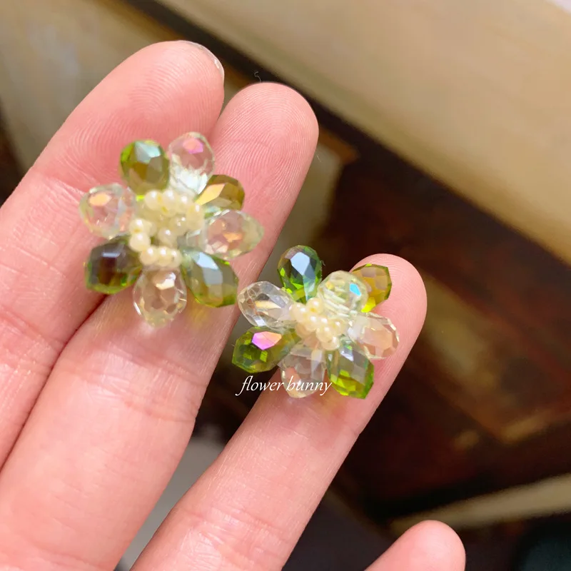 Bajo la luna, pendientes de tuerca esmaltados de cristal verde con cuentas hechos a mano Sencha, pendientes pequeños y frescos de abanico literario y artístico.
