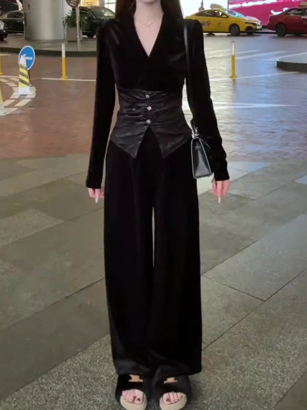 

Модный комплект из двух предметов: топ с V-образным вырезом и широкие брюки. Элегантная весенняя коллекция. Удобная повседневная одежда для женщин.