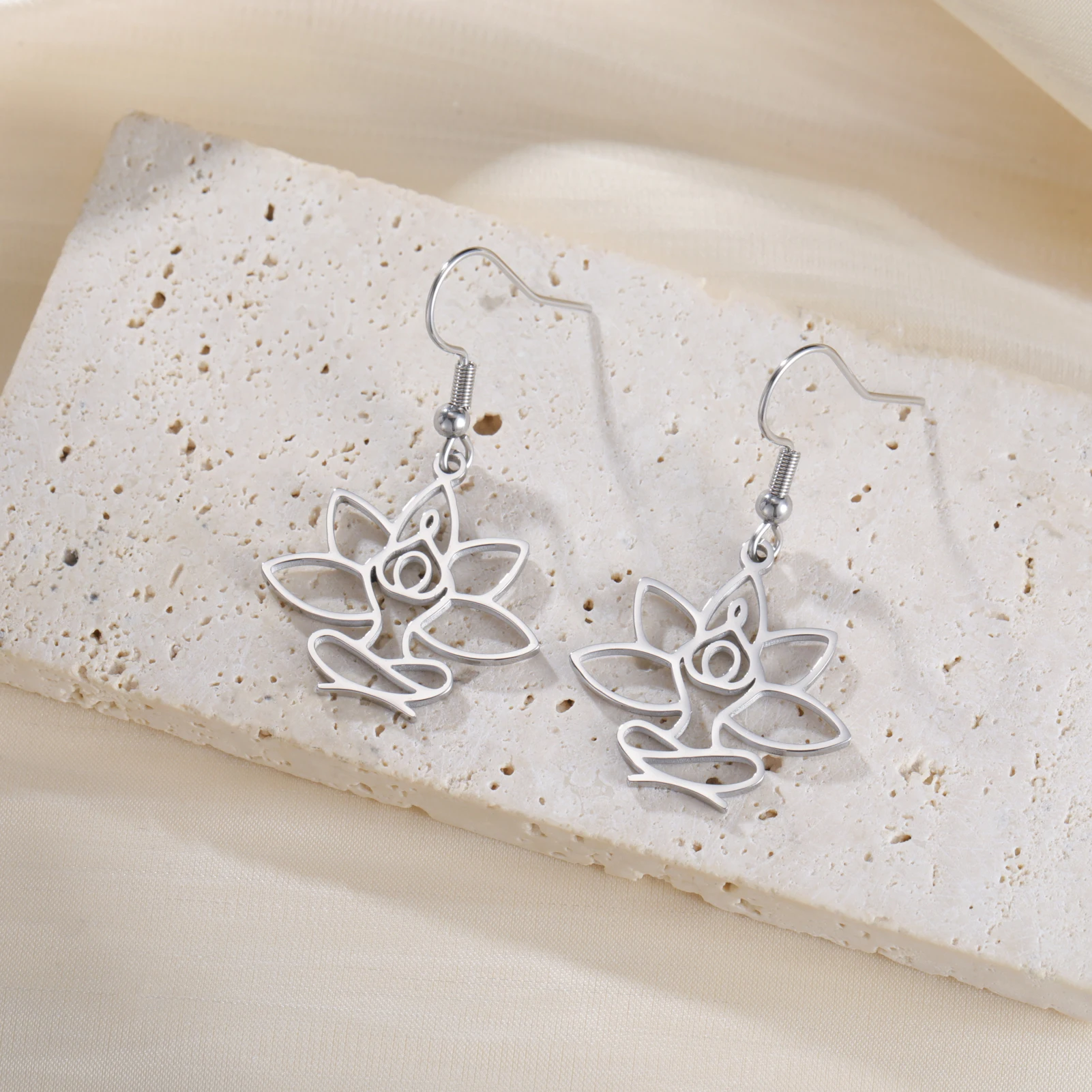 Lucktune Moksha لوتس زهرة استرخى يوغو رمز أقراط خمر الفولاذ المقاوم للصدأ Padmasana المرأة القرط البوذية مجوهرات هدية