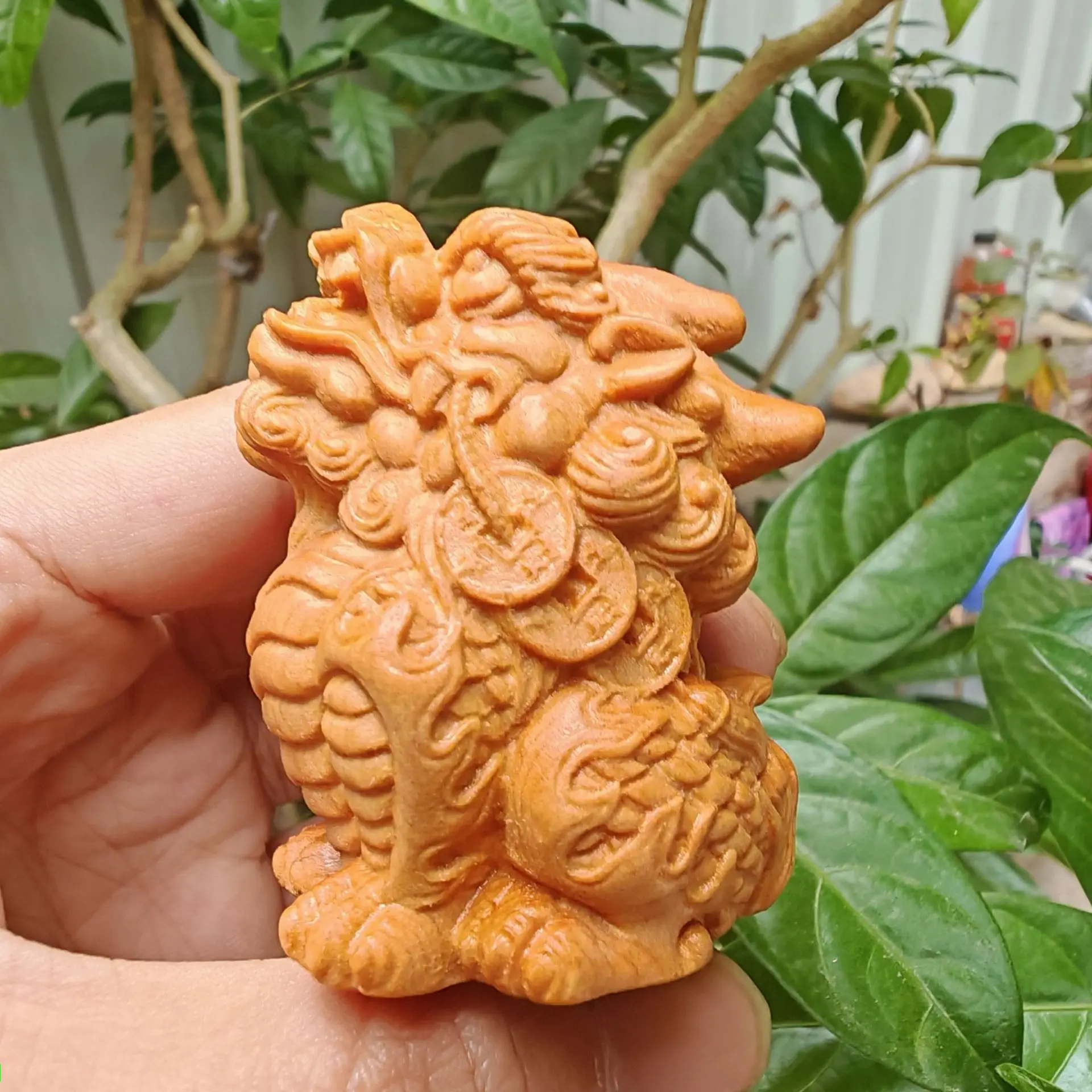Hand‑Carved Dragon‑Head Kylin Figurine, Solid Wood Hand Piece, Oriental Mythical Beast Statue, Home Desktop Ornament,