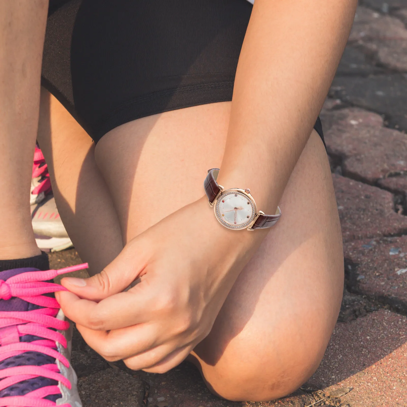 

Набор из 1-го комплекта женских наручных часов с цветными камнями, стильный дышащий ремешок, декоративный подарок, элегантные повседневные часы для отдыха