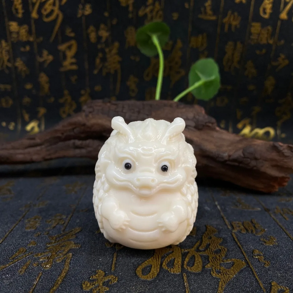 Ivory Nut Carved Cute Baby Dragon Figurine 4.74.75.6cm Wenwan Tea Pet Hand Play Decor Craft Ornament Collectible Gift