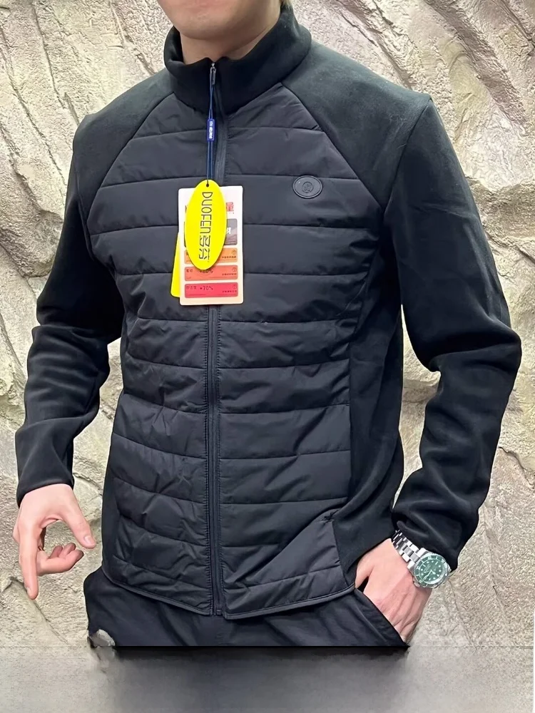 

Высокоэластичная дышащая куртка с воротником-стойкой, утепленная искусственным пухом, ветрозащитная, теплая, черная, технологичная, молодежная, модная, приталенного кроя, длинная, с длинными рукавами.