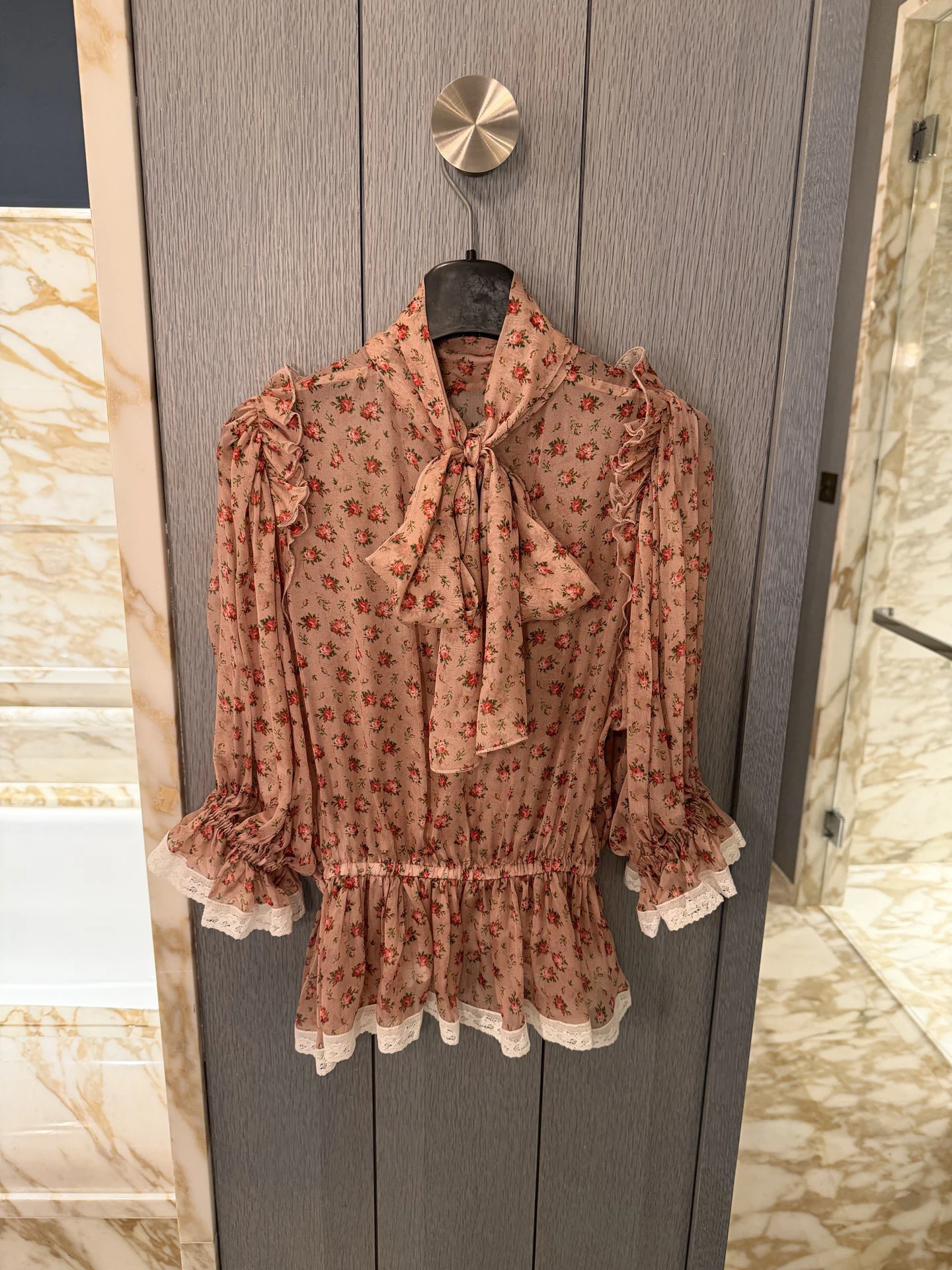

2026 Spring New Women's Floral Blouse Top, with Bow Bow, Ribbon Collar, Lace Edge Splicing Set, High Quality Waist Shirt
