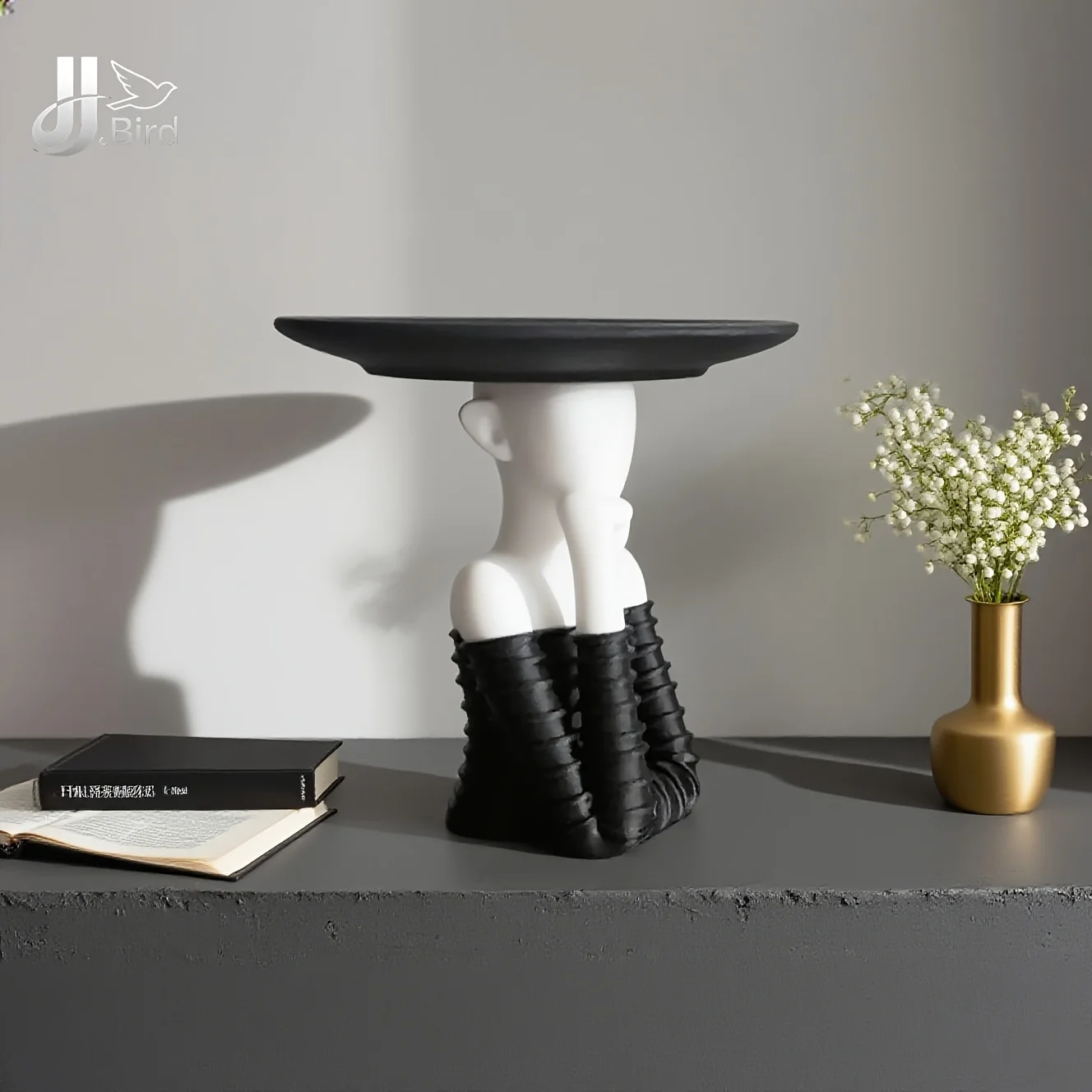 Modern minimalist humanoid key storage ornaments, porch desktop decorative tray, high-end home accessories.
