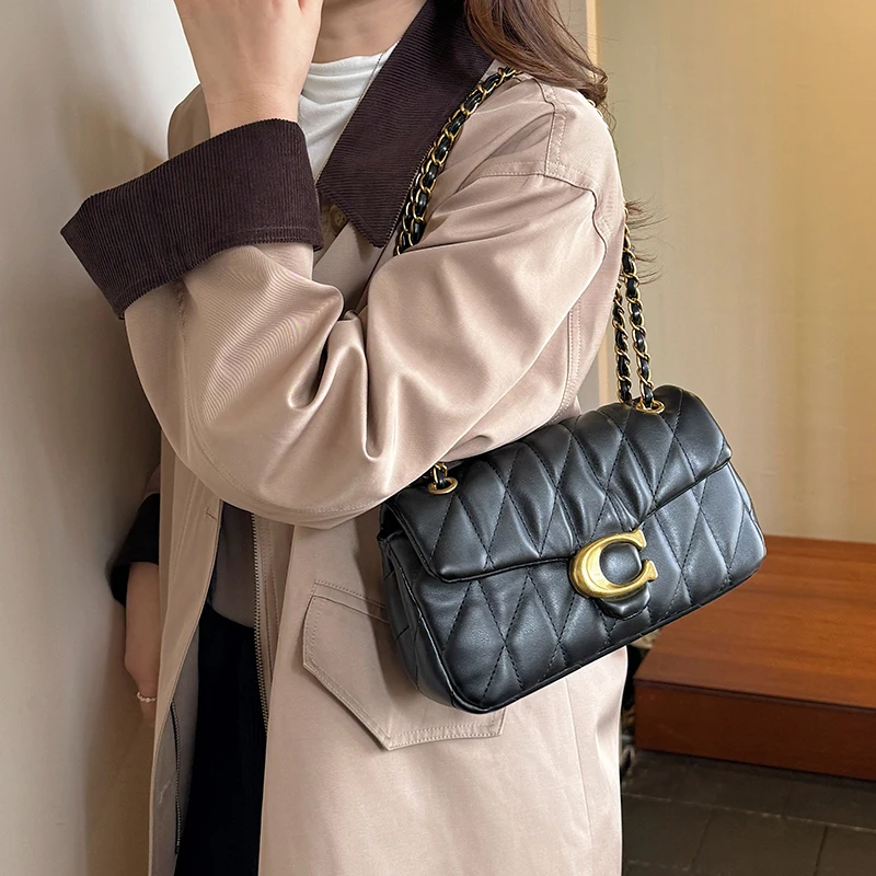 

Женская практичная сумка с застежкой-молнией. Просторная вместимость. Подходит для повседневного ношения и мелких предметов.