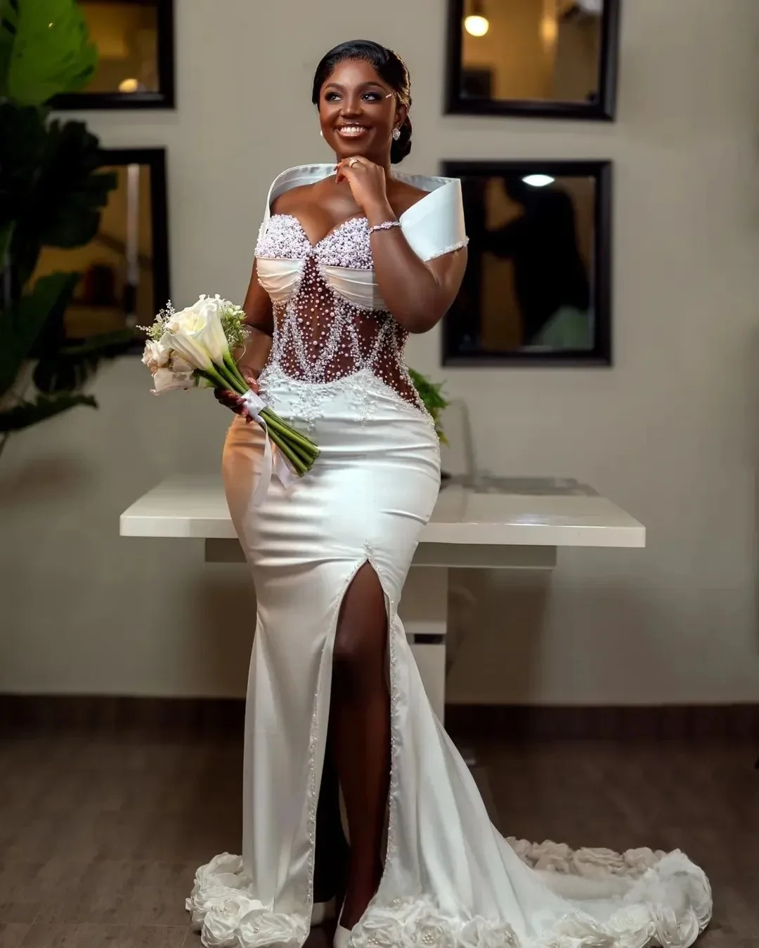 ชุดแต่งงานนางเงือกแบบสั่งตัดสำหรับเจ้าสาว ชุดเจ้าสาวสไตล์แอฟริกัน ประดับมุกและลูกปัด ด้านข้างผ่าข้าง เซ็กซี่ ลายดอกไม้